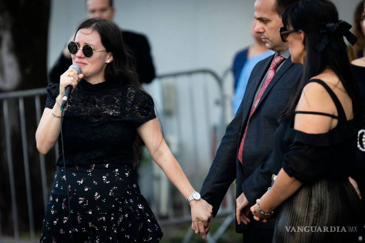 Hijos de José José dan un mensaje frente a funeraria y Sarita rompe en llanto