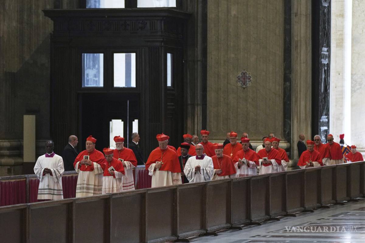 $!Cardenales en procesión llegan tras el cuerpo del papa Francisco, que será velado tres días en la basílica de San Pedro, en el Vaticano.