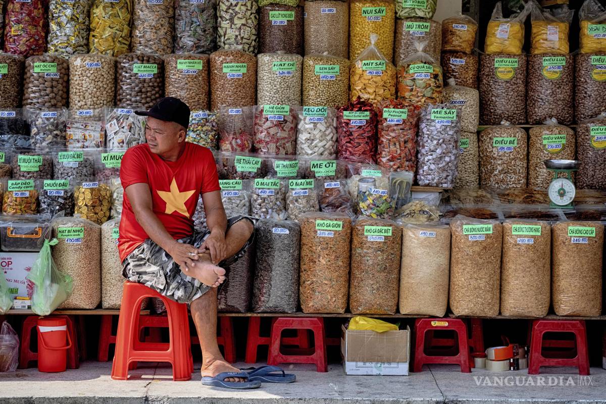 $!Un vendedor espera a que los clientes en el mercado de Cholon en Ciudad Ho Chi Minh, Vietnam. “La guerra terminó hace mucho tiempo”, dijo el hombre de 69 años