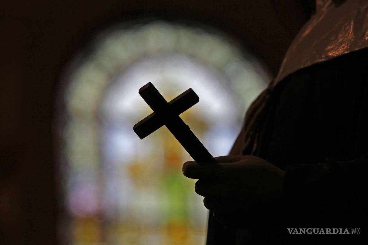 $!Un crucifijo a contraluz con un vitral de fondo dentro de una iglesia católica, el 1 de diciembre de 2012, en Nueva Orleans. (AP Foto/Gerald Herbert, Archivo)