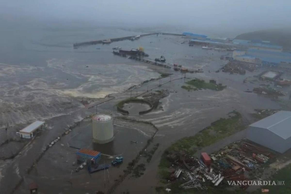 $!Iimagen de las consecuencias de un tsunami en la costa de Severo-Kurilsk, en la isla de Paramushir, en el archipiélago de las islas Kuriles, en Rusia.