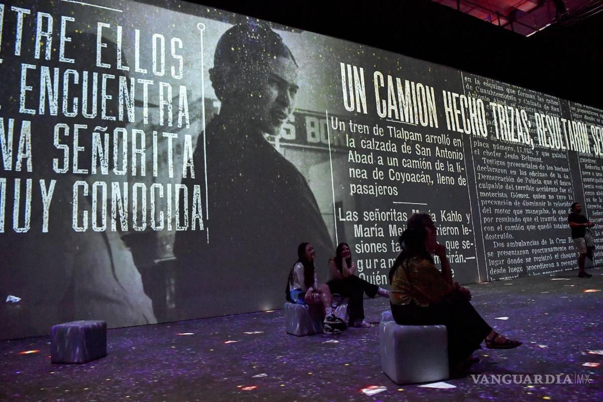 $!Visitantes ven obras de arte en vivo durante la inauguración de Frida Kahlo: The Life of an Icon, como parte del Festival de Sydney 2023, en Sydney, Australia.