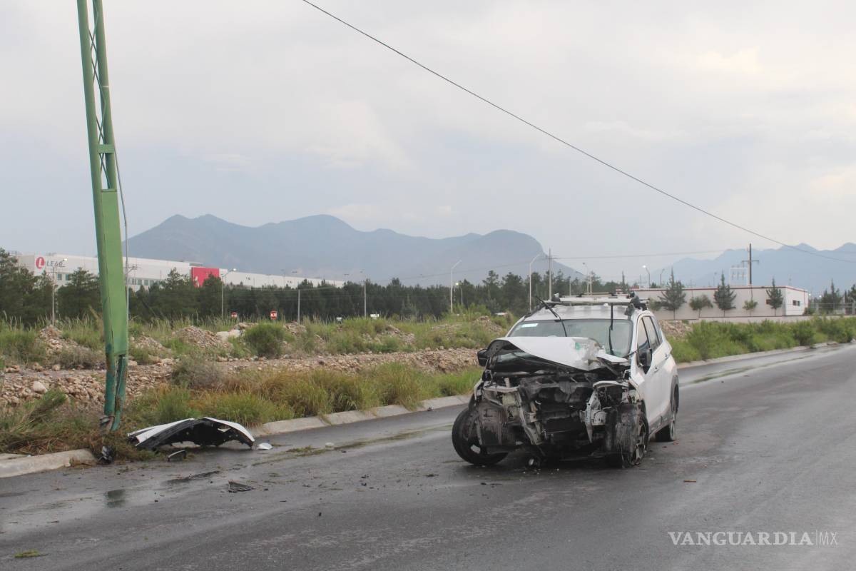 Conductor pierde el control y se estrella con poste de luz, en Arteaga