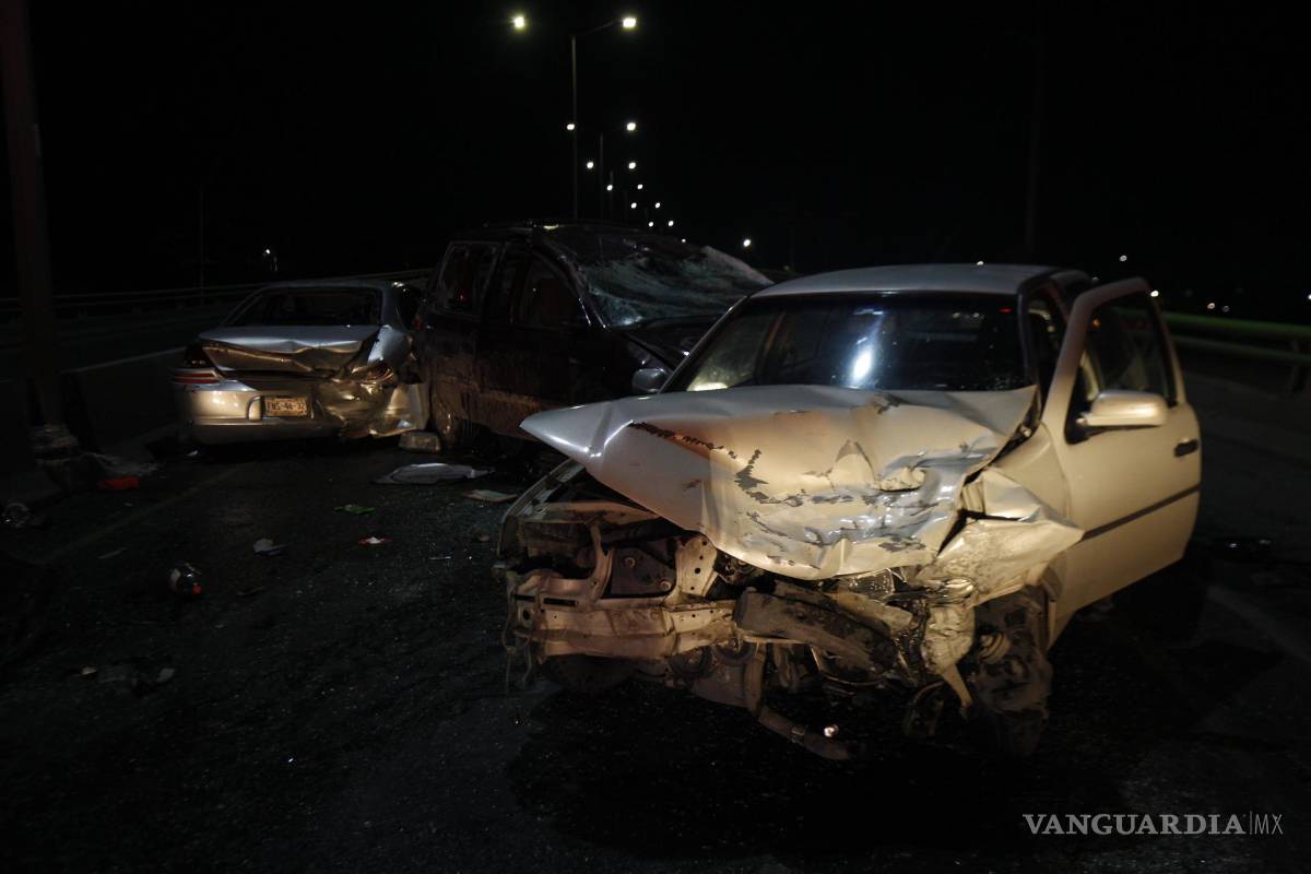 Accidente tras una falla mecánica y volcadura deja cuatro personas lesionadas en Saltillo