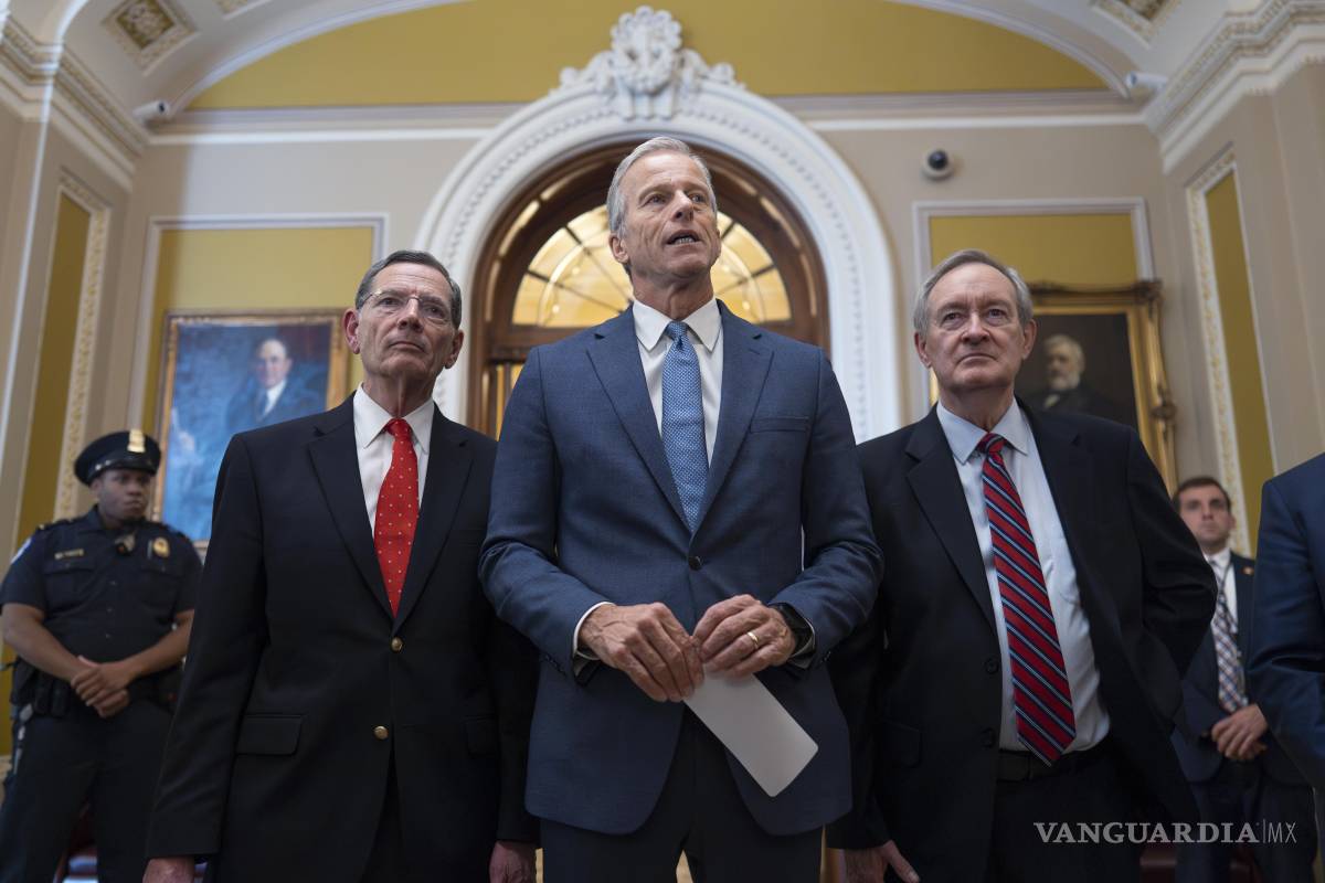 $!El líder de la mayoría del Senado, John Thune, habla con reporteros tras la aprobación del proyecto de ley de Trump con grandes recortes de gastos federales.