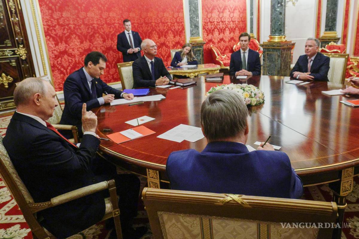 $!El presidente Vladímir Putin conversa con los enviados del presidente estadounidense Donald Trump, Steve Witkoff (d) y Jared Kushner en Moscú.