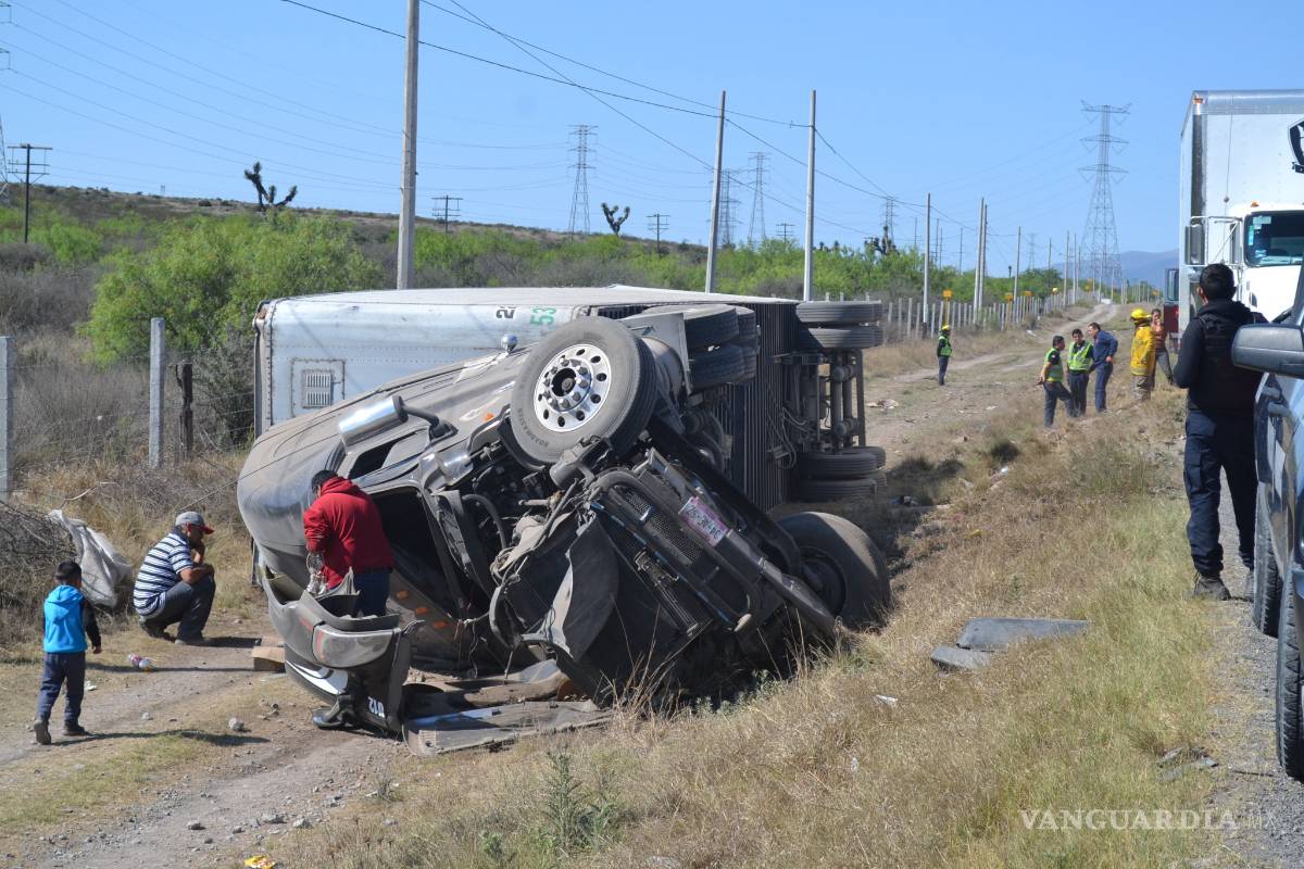 Vuelca en carretera por una falla mecánica