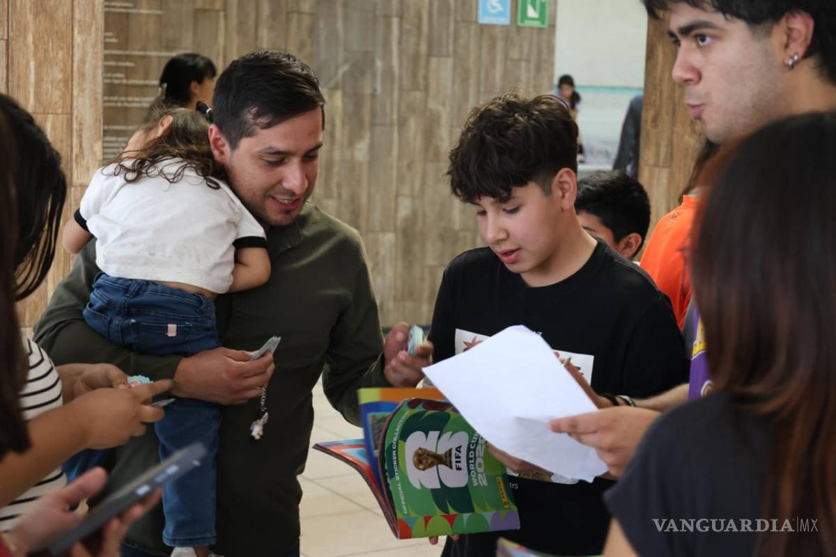 $!Familias completas y aficionados al fútbol participan en las jornadas de intercambio de estampitas organizadas en distintos espacios públicos de Saltillo.