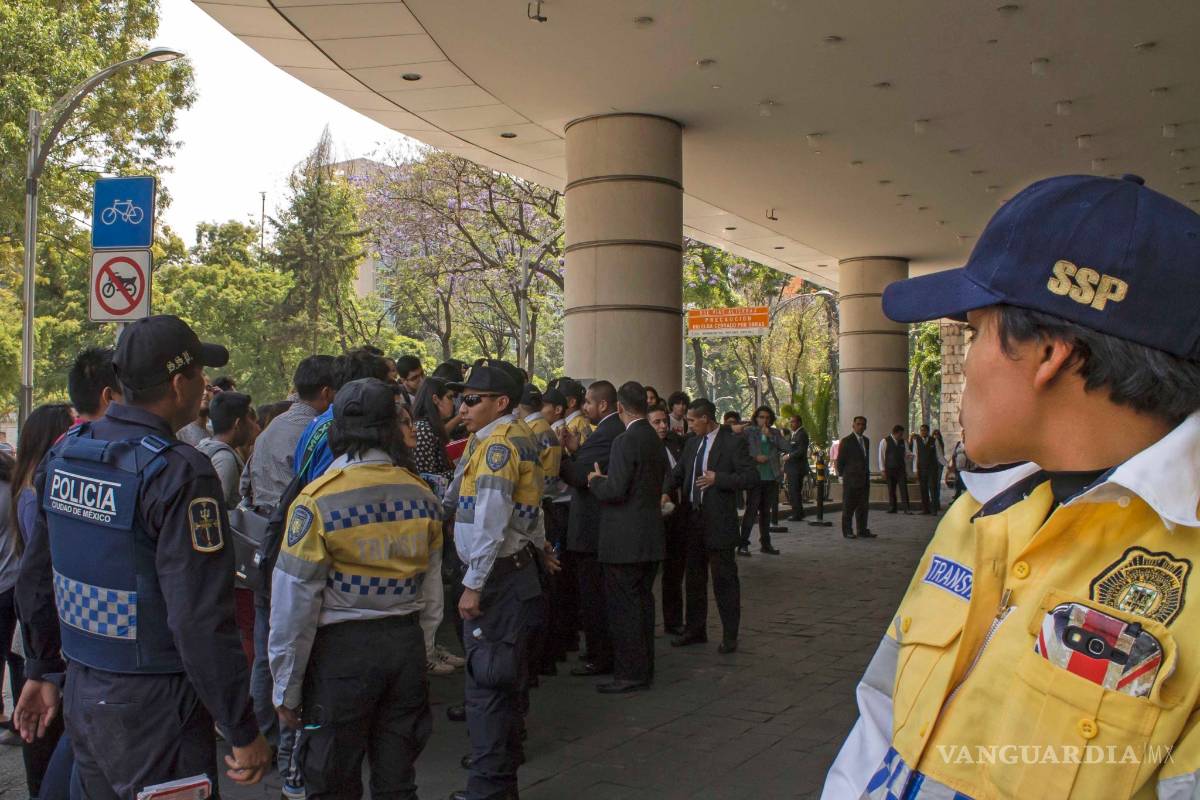 Fans de Coldplay esperan fuera del hotel