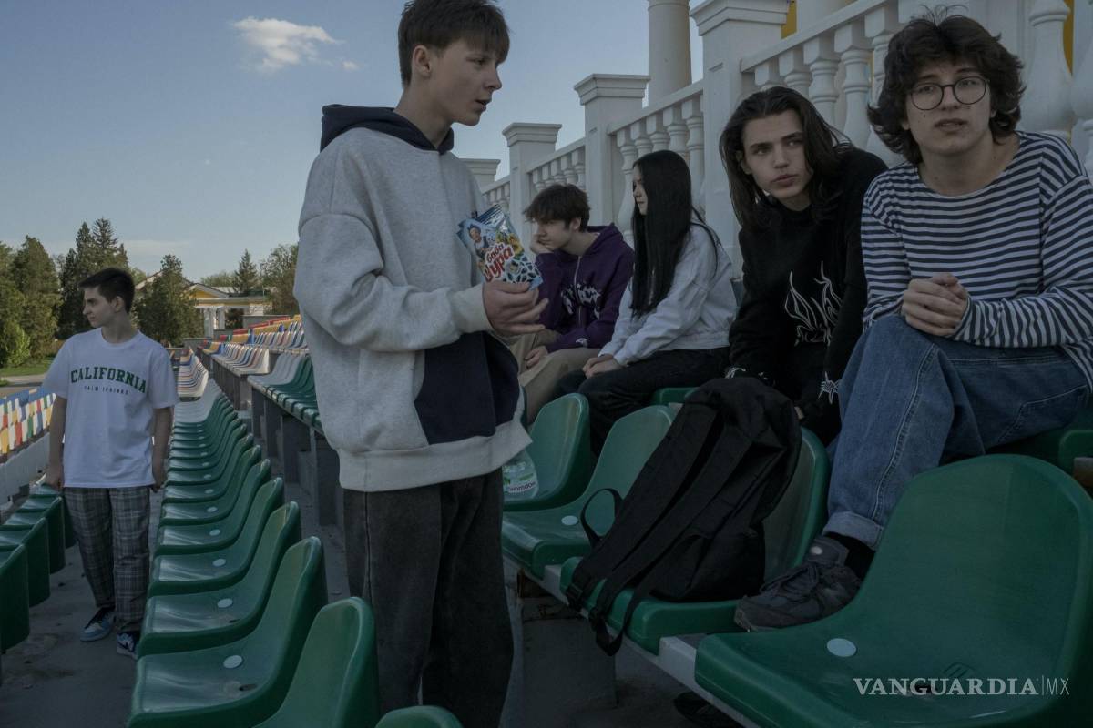 $!David (i) Daniil, (2-i), Rostyslav y su novia Kristina (c) Mykyta, (2-d) y Denys, (d) en el estadio de fútbol de Slovyansk, Ucrania.