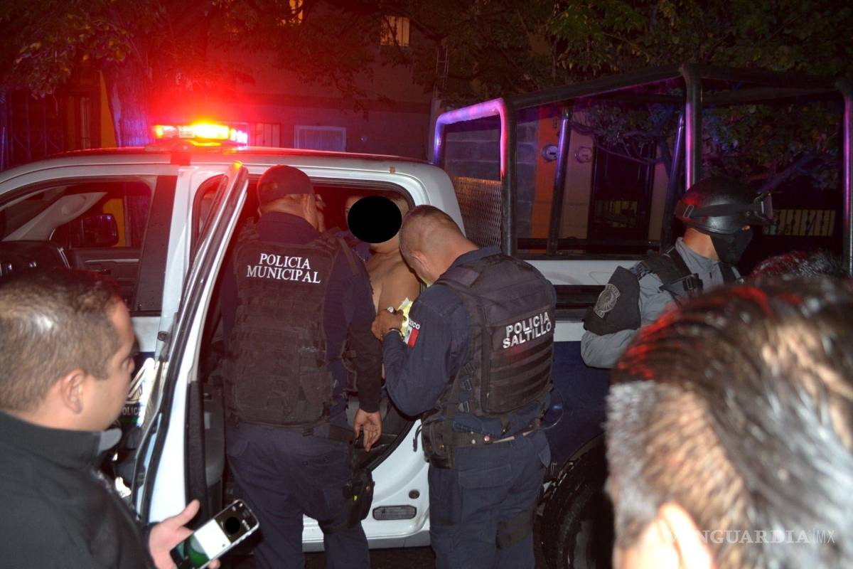 Somete ciudadano a un intruso tras hallarlo dentro del patio de su casa