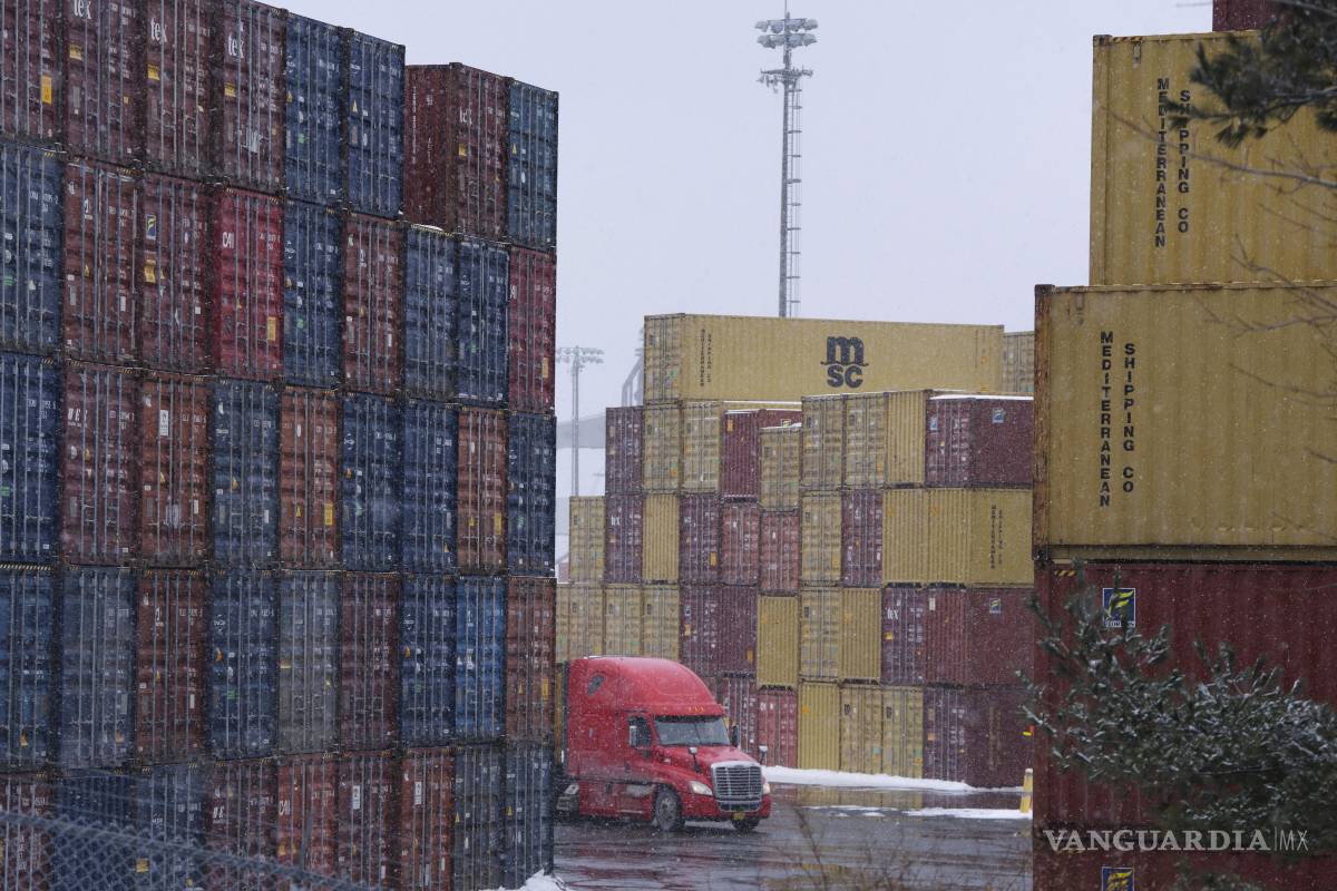 $!Contenedores de envío en el Atlantic Hub, en Halifax, Canadá un día antes de los aranceles impuestos por el presidente de EEUU, Donald Trump, contra Canadá.
