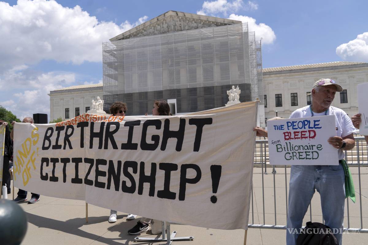 $!Manifestantes a favor del derecho por nacimiento sostienen una pancarta durante una protesta frente a la Corte Suprema en Washington.