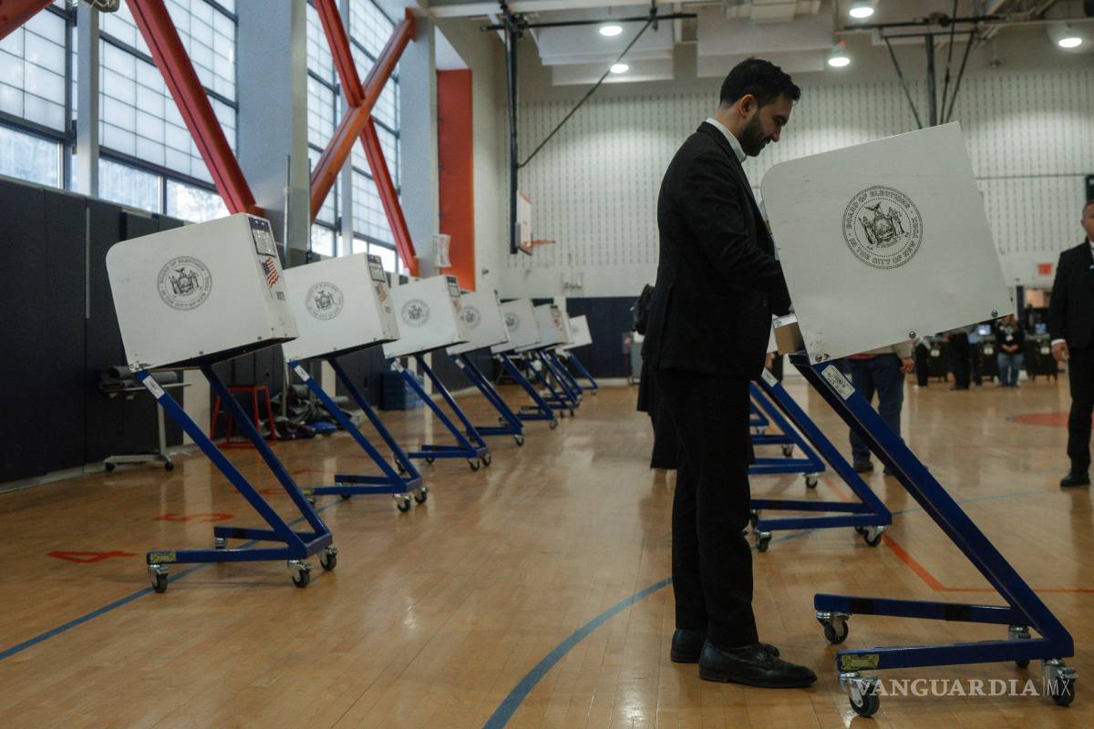 $!El candidato a alcalde de Nueva York, Zohran Mamdani, vota en una votación.