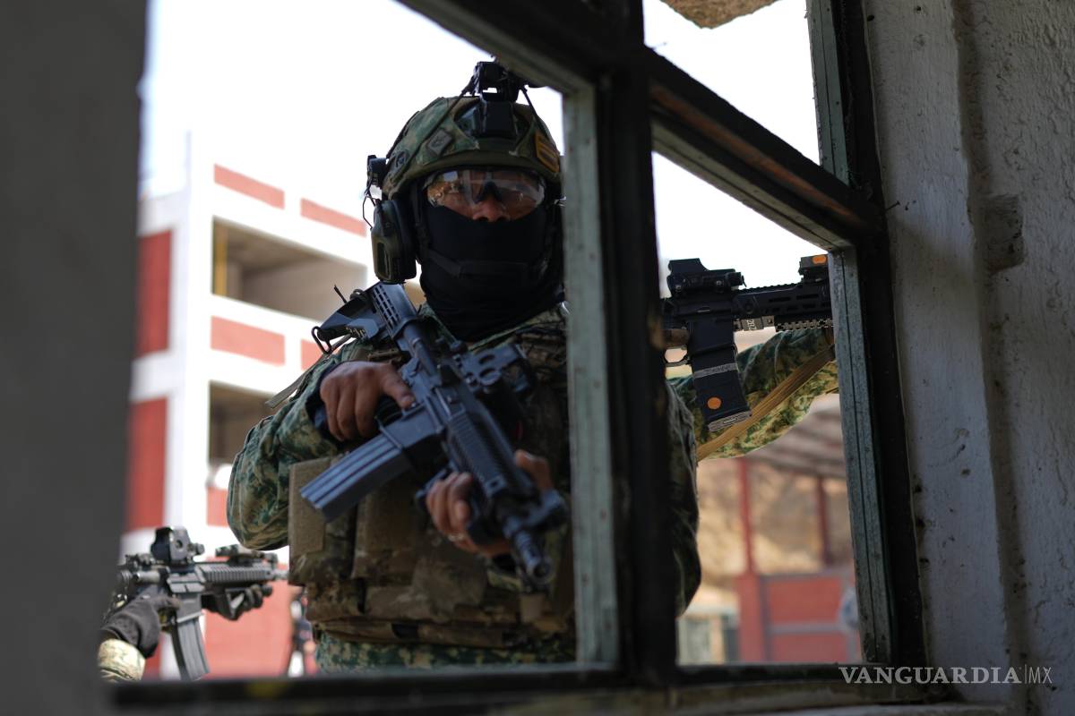 $!Una unidad de fuerzas especiales del Ejército mexicano participa en un simulacro antiterrorista en un centro de entrenamiento.