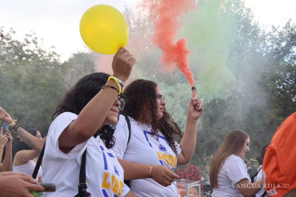 $!Estudiantes de la Unidad Sureste llenaron de color y música las calles de Saltillo durante el Desfile de Bienvenida.