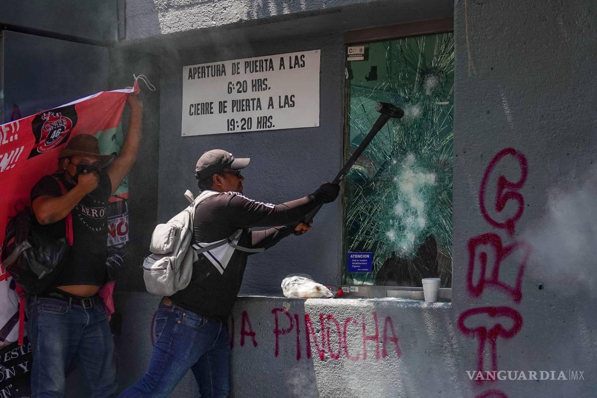 $!CNTE eleva protestas: bloquea y vandaliza edificios de SEP e ISSSTE