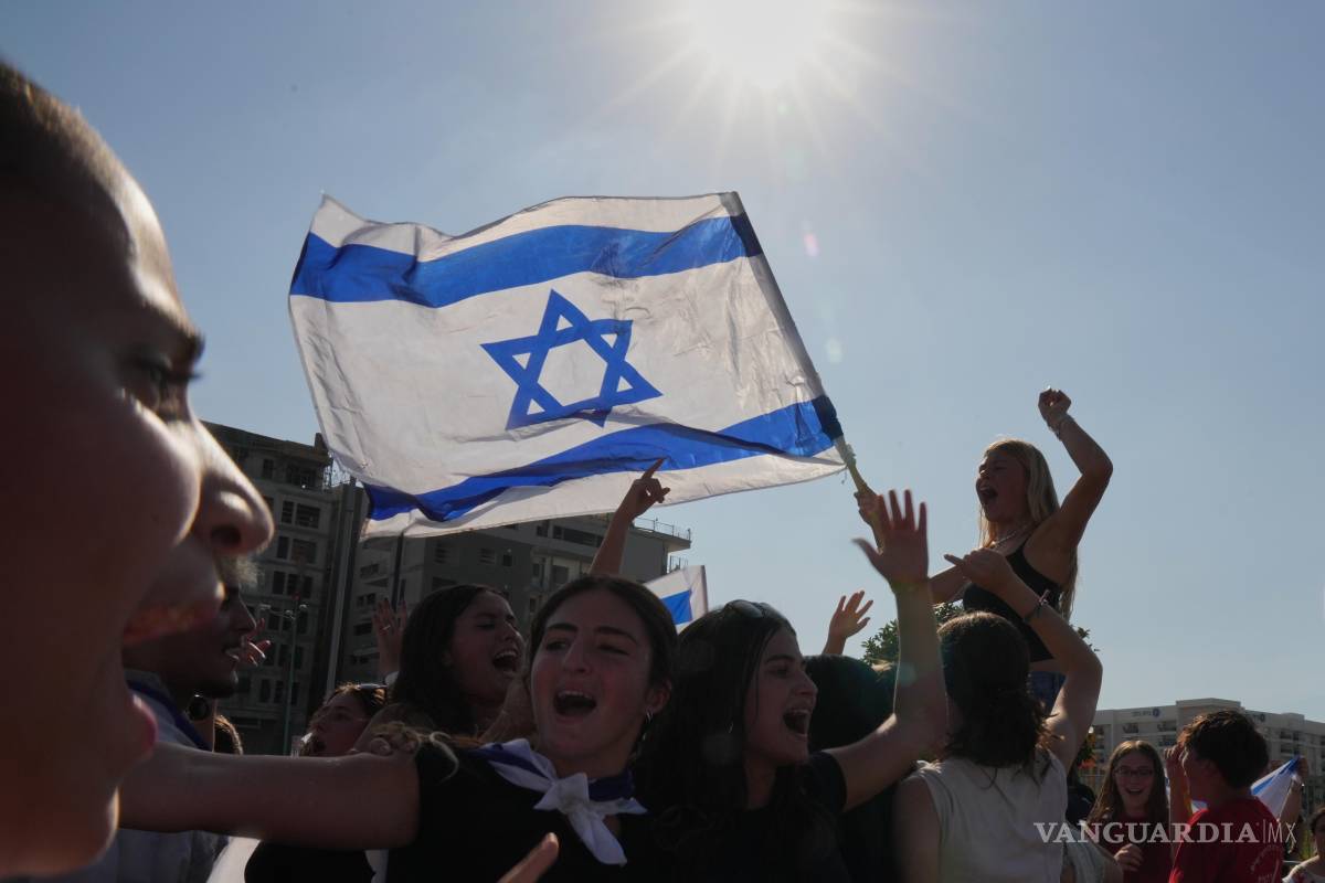 $!Una multitud festeja tras la llegada de los rehenes al Hospital Beilinson luego de su liberación del cautiverio en que los tenía Hamás en la Franja de Gaza.