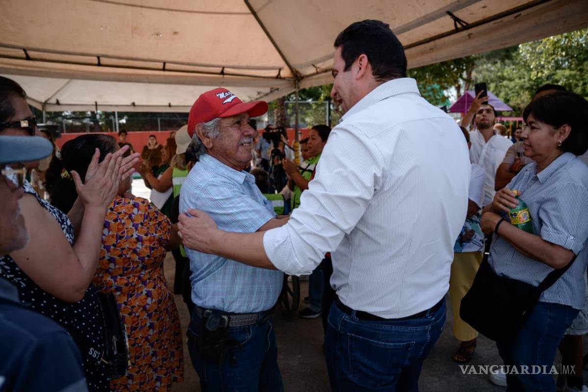 $!Durante la entrega el edil escuchó las peticiones de los vecinos.