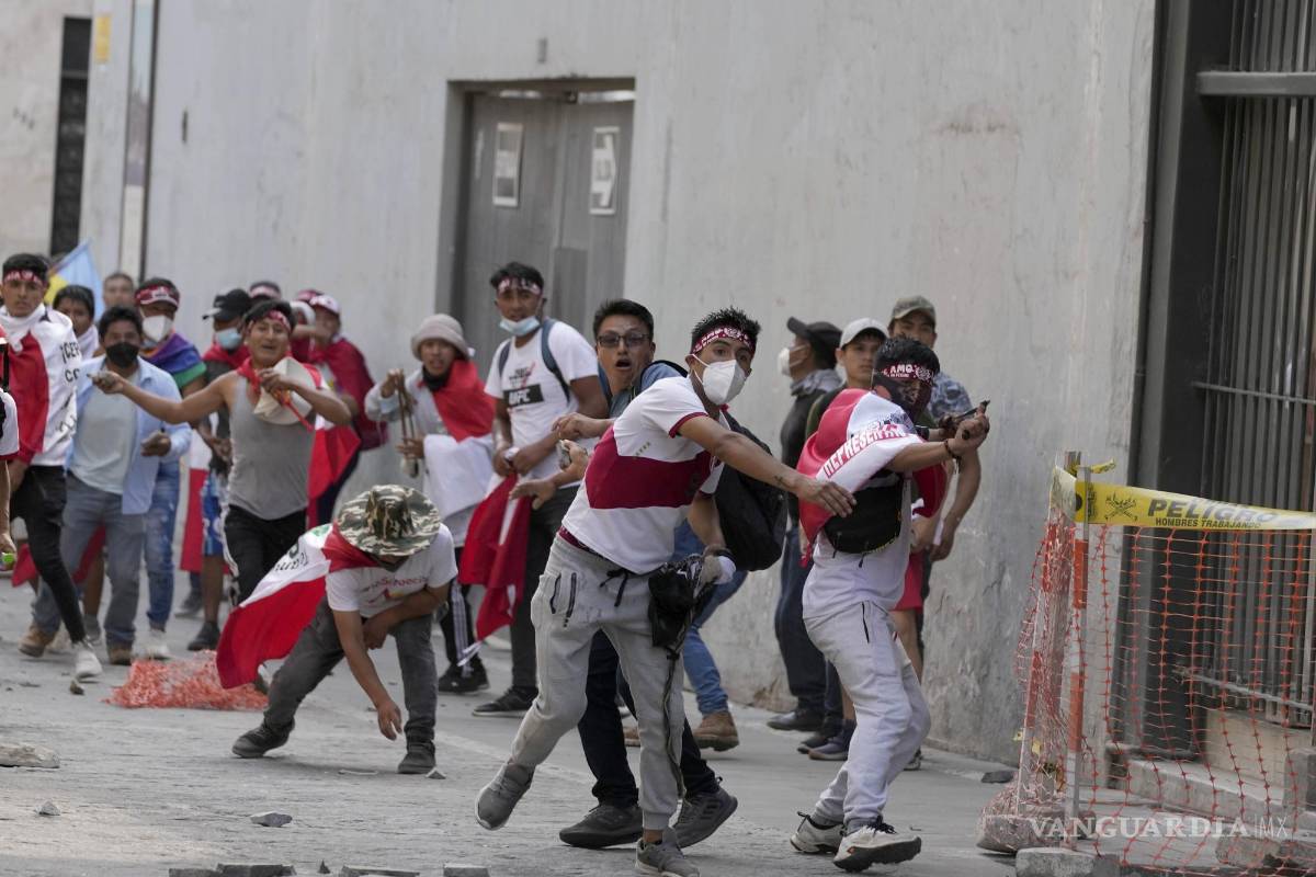 $!Manifestantes opositores que viajaron a la capital desde otras partes del país para marchar contra la presidenta peruana Dina Boluarte se enfrentan a la policía.