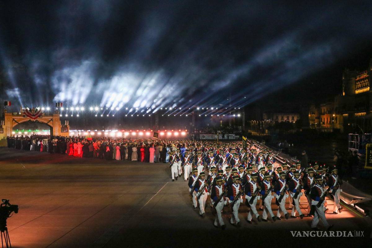 $!Con un espectáculo multidisciplinario que incluyo actuación, luces, sonido, juegos pirotécnicos y baile se realizó en el Zócalo, La Grandeza de México, como parte de los festejos de los 200 años de la Independencia de México. Cuartoscuro/Moisés Pablo