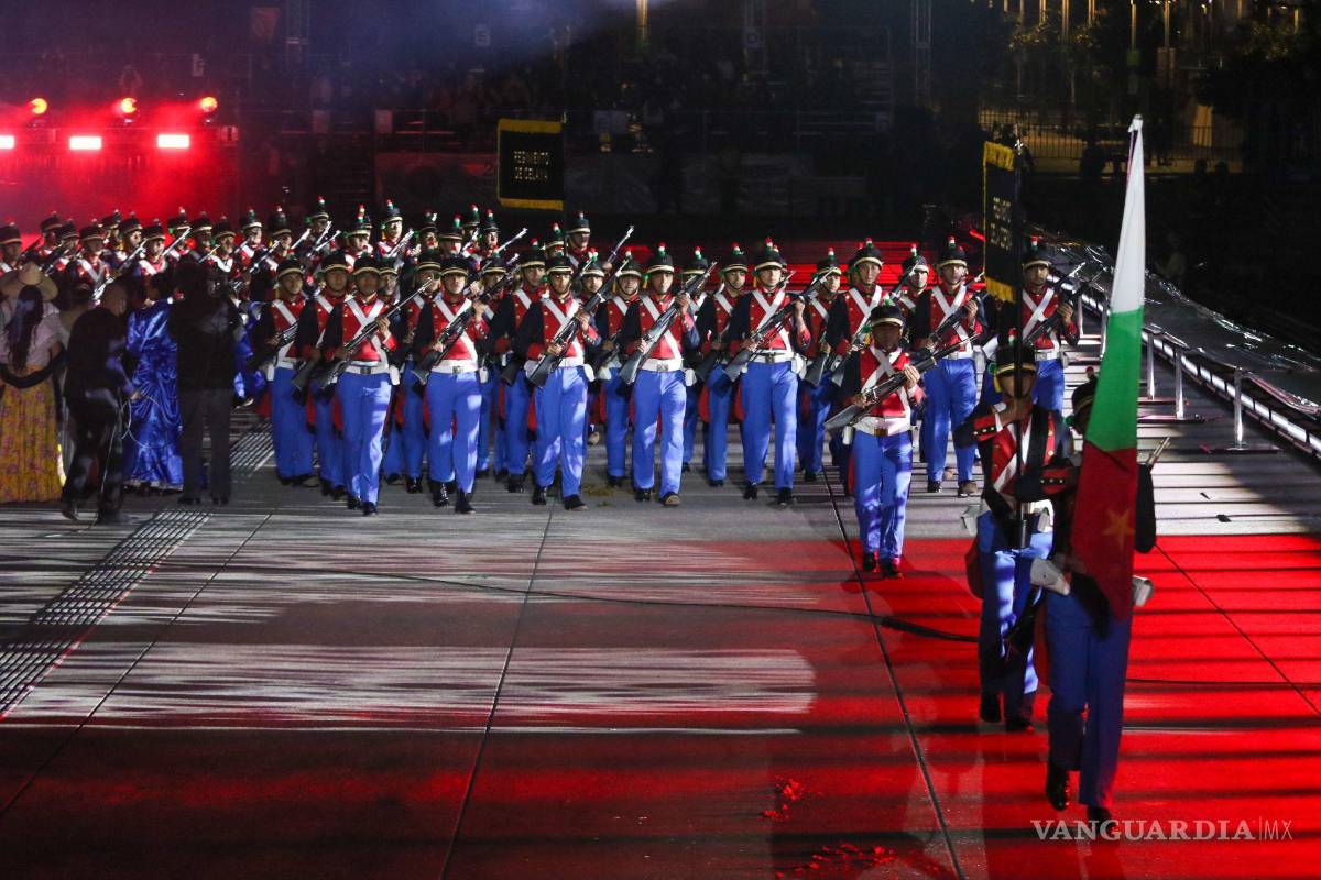 $!Con un espectáculo multidisciplinario que incluyo actuación, luces, sonido, juegos pirotécnicos y baile se realizó en el Zócalo, La Grandeza de México, como parte de los festejos de los 200 años de la Independencia de México. Cuartoscuro/Moisés Pablo
