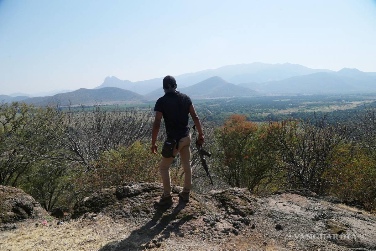 Chocan civiles armados contra CJNG en Michoacán