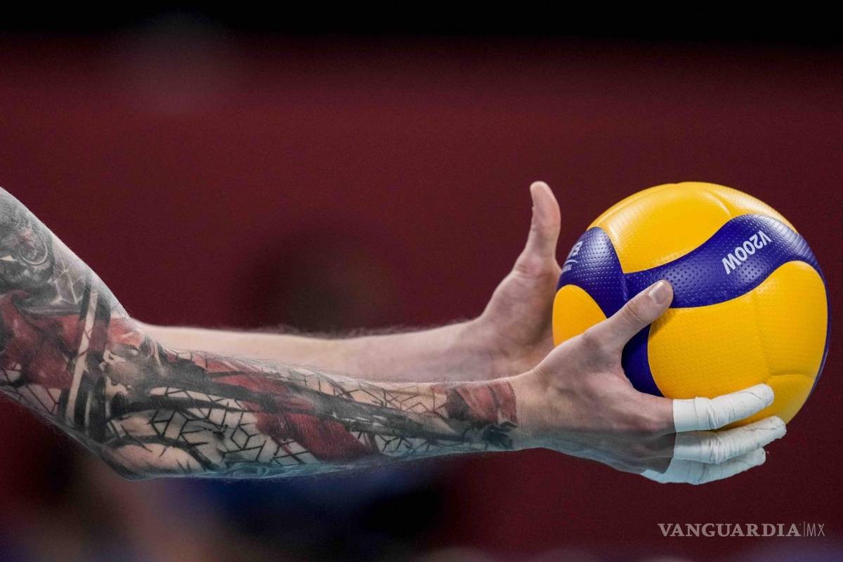 $!Ivan Iakovlev, del Comité Olímpico Ruso, se prepara para servir durante el partido del grupo B de la ronda preliminar de voleibol masculino entre Estados Unidos y el Comité Olímpico Ruso. (AP Photo/Manu Fernandez)
