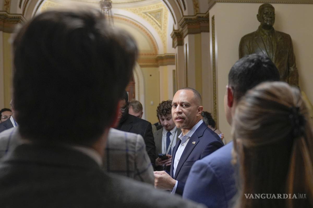 $!El líder de la minoría demócrata en la Cámara de Representantes, Hakeem Jeffries, durante una conferencia de prensa el día 34 del cierre del gobierno, en el Capitolio.