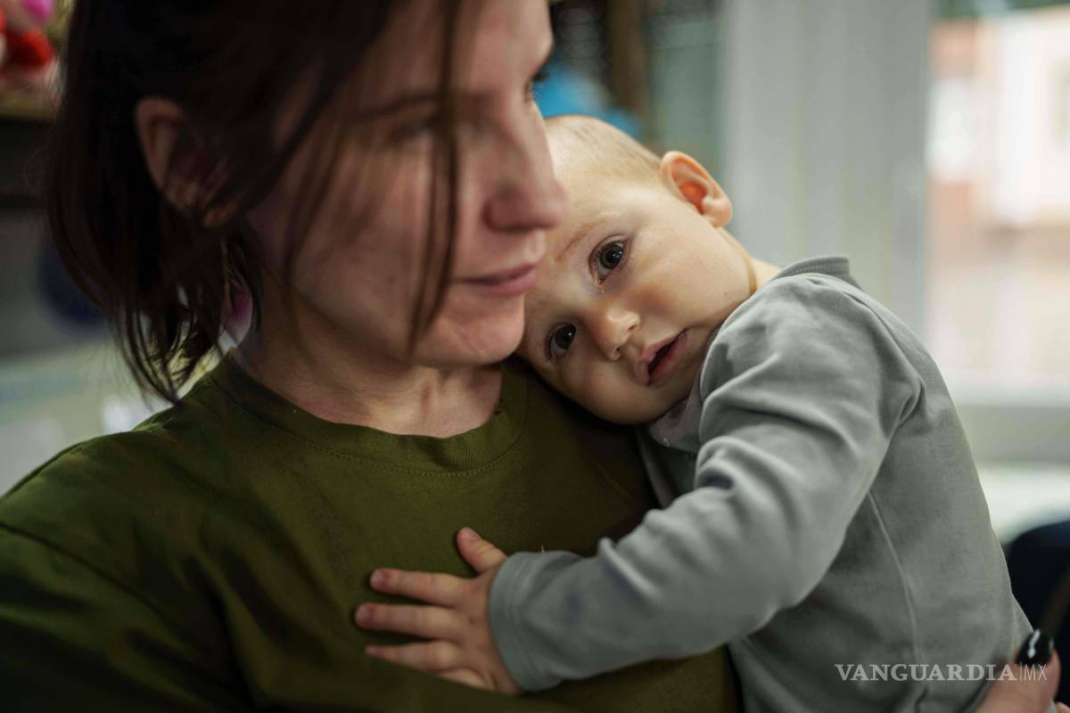 $!Tetiana, de 29 años, tranquiliza a su hija Sofía, de 10 meses, en el albergue para desplazados internos en Bucha, Ucrania.
