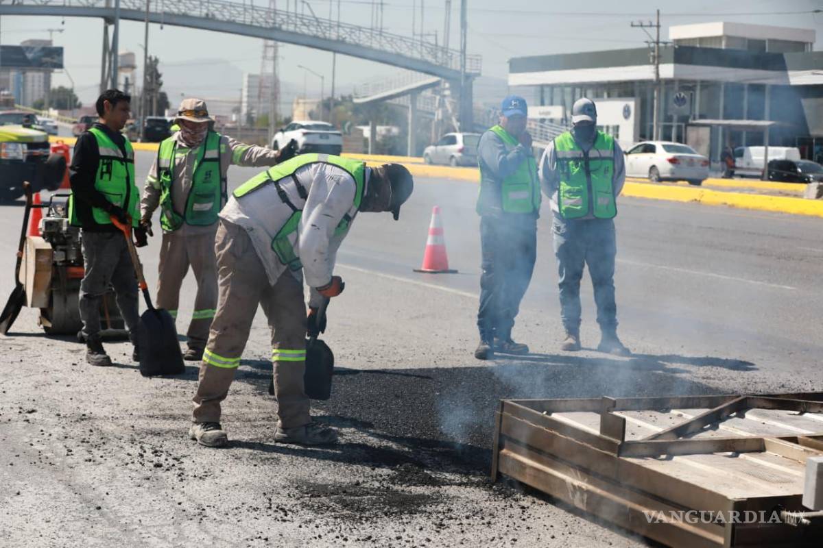 $!Con maquinaria especializada y asfalto caliente, el Ayuntamiento interviene calles en colonias y avenidas principales para mejorar la movilidad urbana.