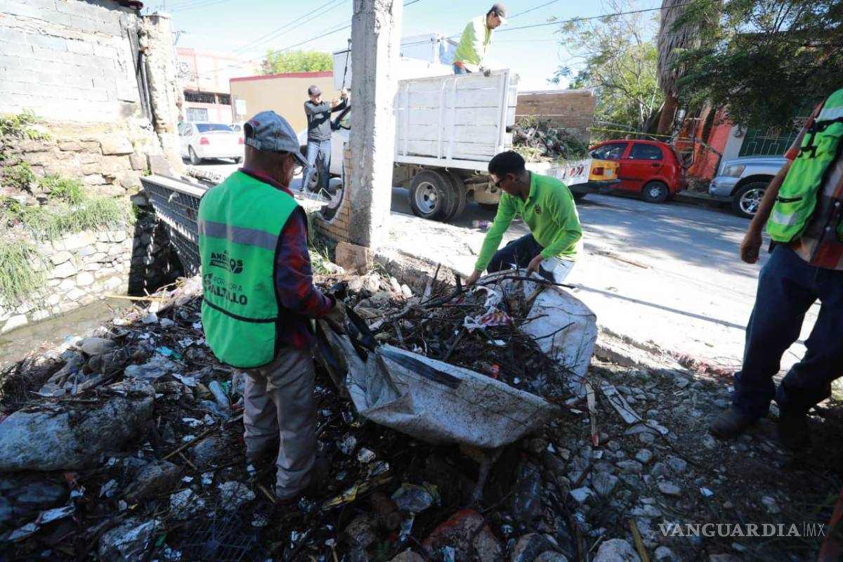 $!Las cuadrillas retiraron basura, escombro, maleza y otros desechos del cauce.