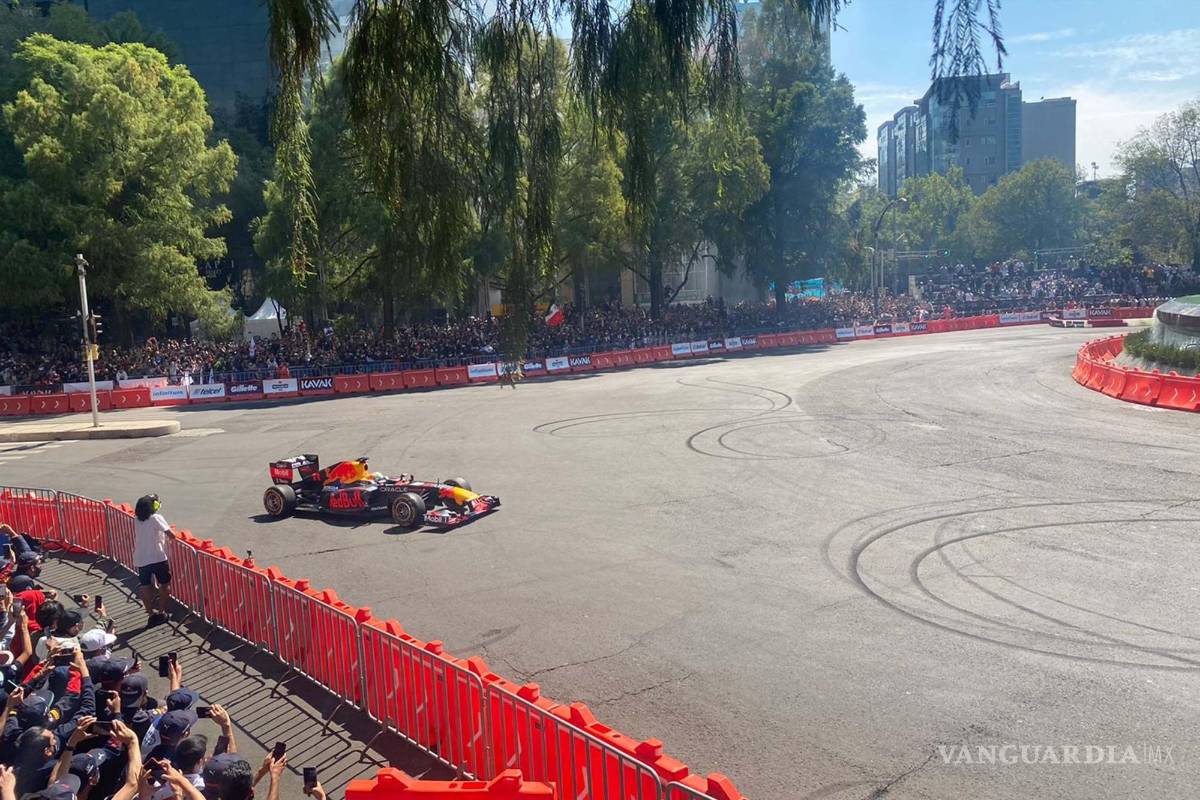 $!Después de varias horas de espera para los más de 100 mil aficionados que se dieron cita en el Show Run de Red Bull en Paseo de la Reforma, Checo Pérez hizo su aparición. En su primera salida, el piloto mexicano dio algunas vueltas de calentamiento. Agencia EL UNIVERSAL/Agustín Chávez/RDB