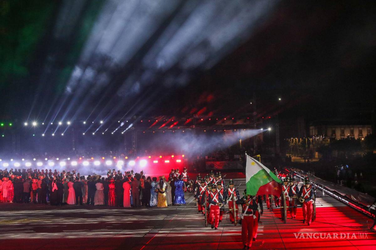 $!Con un espectáculo multidisciplinario que incluyo actuación, luces, sonido, juegos pirotécnicos y baile se realizó en el Zócalo, La Grandeza de México, como parte de los festejos de los 200 años de la Independencia de México. Cuartoscuro/Moisés Pablo