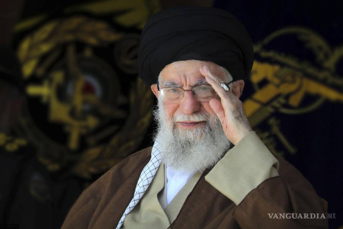 $!El Líder Supremo Ayatollah Ali Khamenei revisa a un grupo de cadetes de las fuerzas armadas durante su ceremonia de graduación en Teherán, Irán.