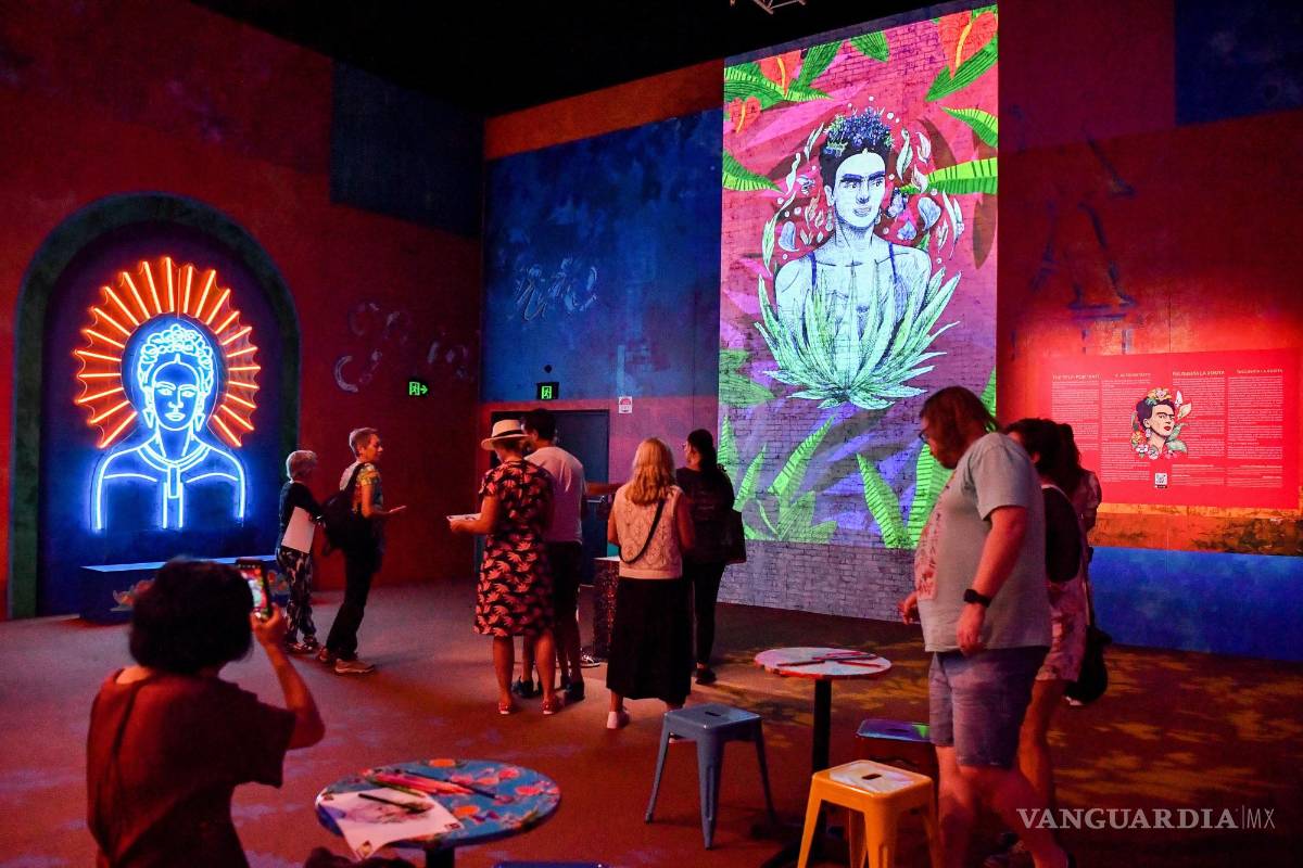 $!Los visitantes interactúan con obras de arte durante la inauguración de Frida Kahlo: The Life of an Icon, como parte del Festival de Sydney 2023.