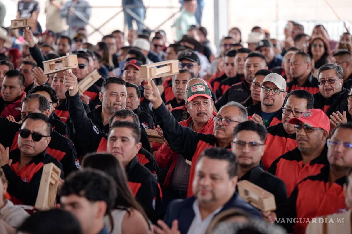 $!Con matracas, los operarios animaron el evento.