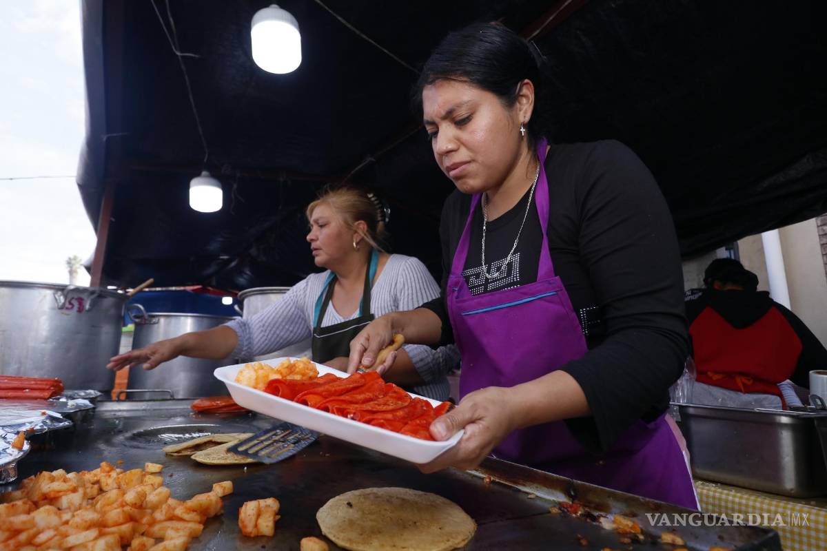 $!Los puestos de comida desbordan de comensales que disfrutan de platillos tradicionales como enchiladas rojas, tamales y gorditas.