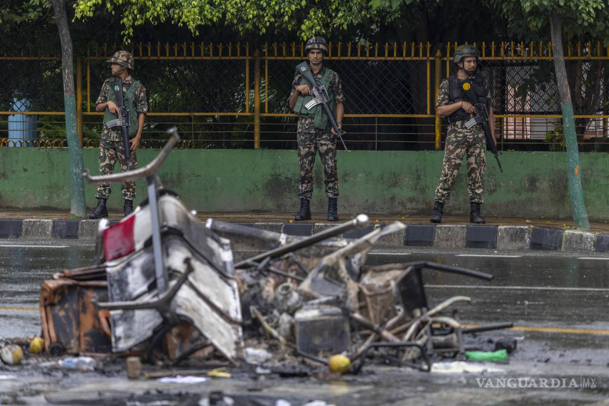 $!El asalto al Parlamento se ha convertido en el punto culminante de dos días de masivas protestas juveniles contra la corrupción y la censura.