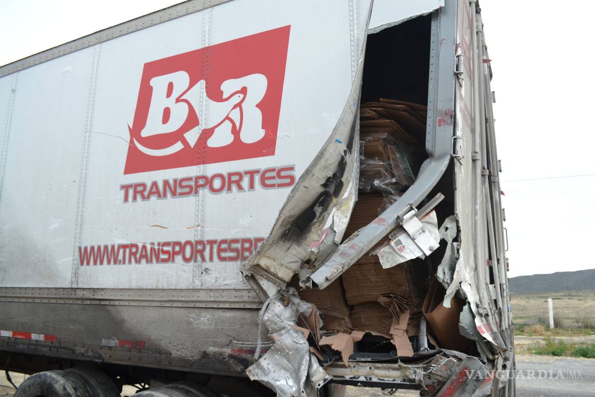 $!Dormita trailero; choca por alcance