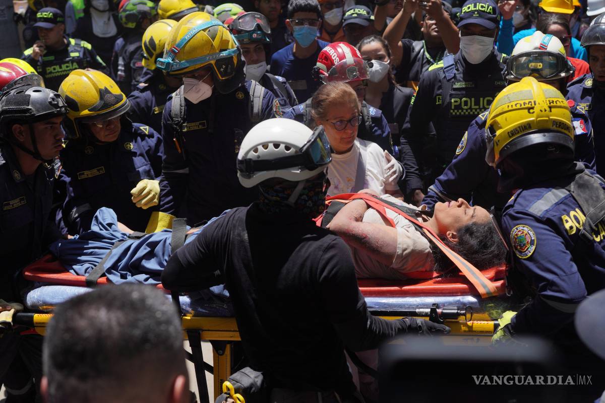 $!Los rescatistas transportan a Diana Troncoso tras sacarla de entre los escombros al día siguiente del terremoto que azotó Cali, Colombia.