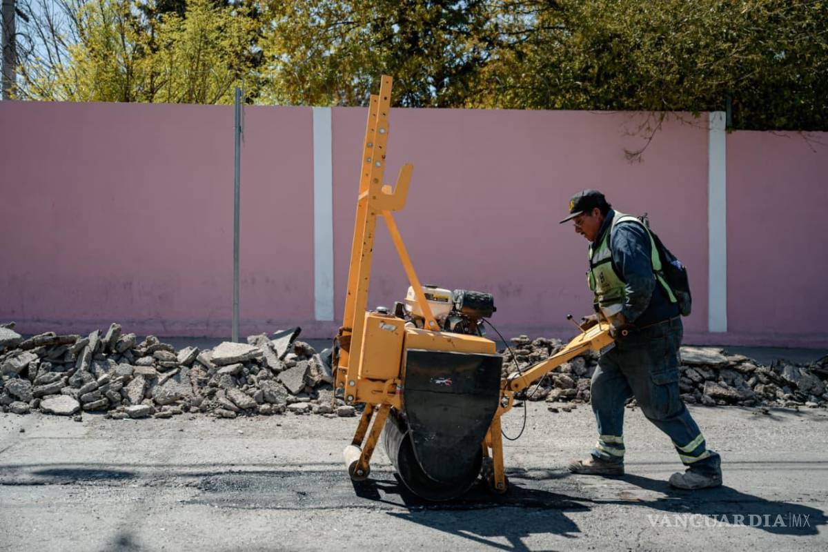 $!Los trabajos incluyen aplicación de carpeta asfáltica en calles y bulevares principales de Lomas del Refugio para mejorar la movilidad y seguridad vial.