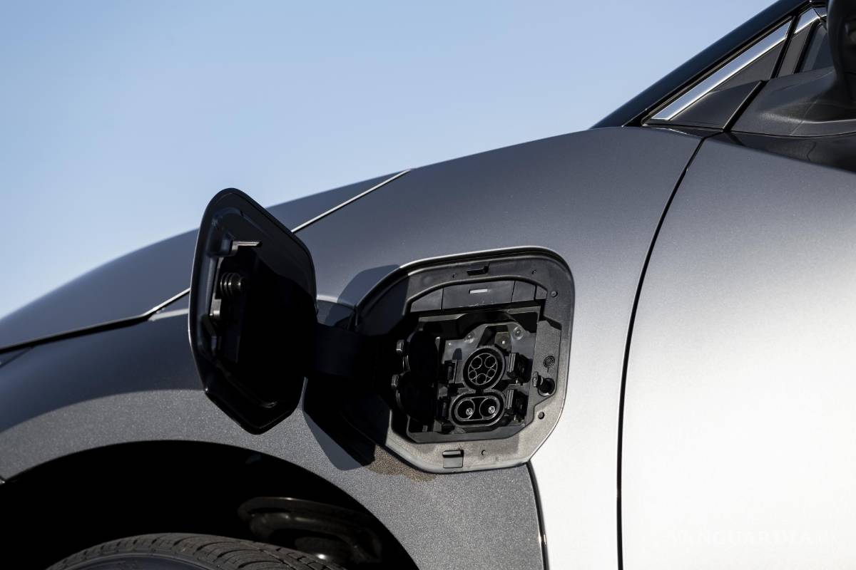 $!Esta foto proporcionada por Toyota muestra el vehículo todoterreno eléctrico a batería Toyota bZ4X.