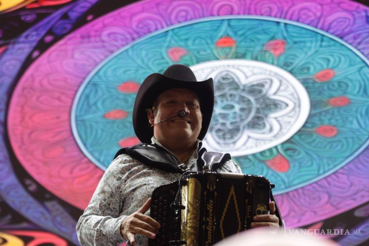 $!Beto Zapata, vocalista de la agrupación Pesado, se presentó anoche en el Teatro del Pueblo del Rodeo Saltillo 2026, poniendo a bailar y cantar a los asistentes con su acordeón durante la jornada inaugural en la nueva Expo Coahuila.