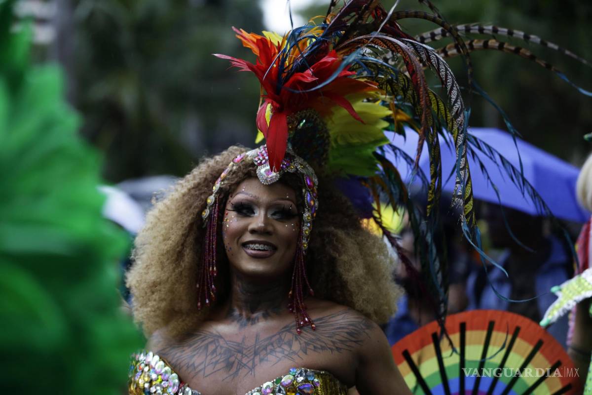 $!Cientos de personas marchan en el marco del Orgullo LGBTI+ hoy, en Ciudad de Panamá, Panamá.