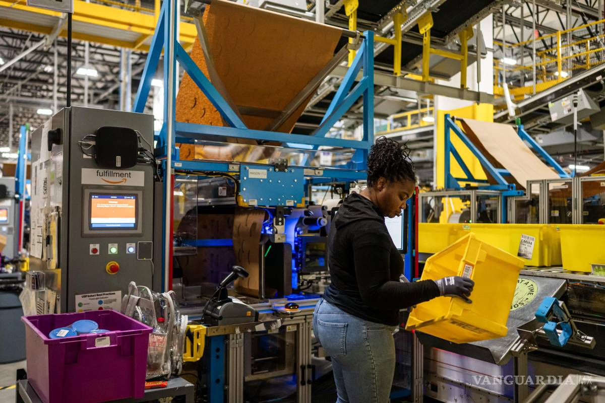 $!Un trabajador en su estación dentro de las instalaciones de Amazon en Shreveport.