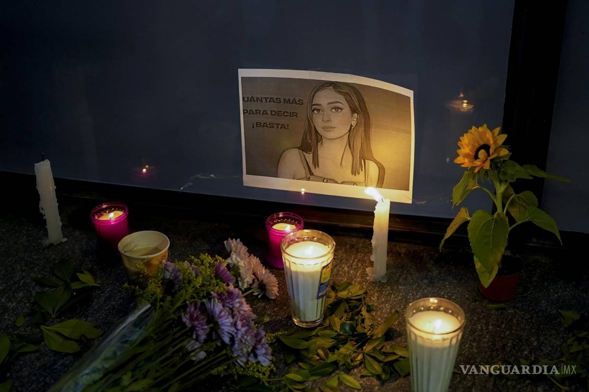 $!Velas y flores rodean una imagen de Debanhi Escobar durante una manifestación.