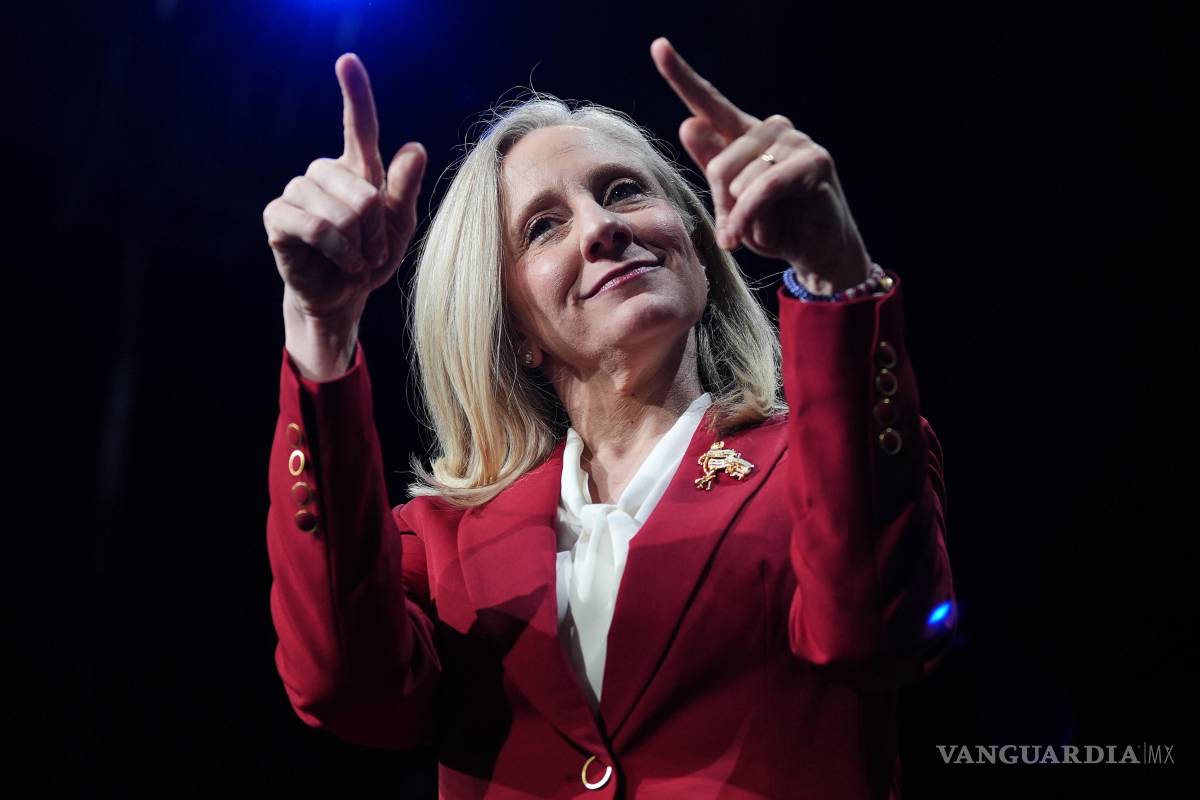 $!La demócrata Abigail Spanberger señala a la multitud después de ser declarada ganadora de la contienda por la gobernación de Virginia en Richmond.