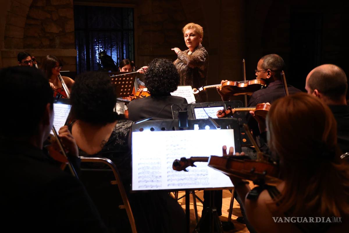 $!Bajo la dirección de Natalia Riazanova, la Orquesta Metropolitana de Saltillo ofreció un concierto magistral en el Museo de las Aves.