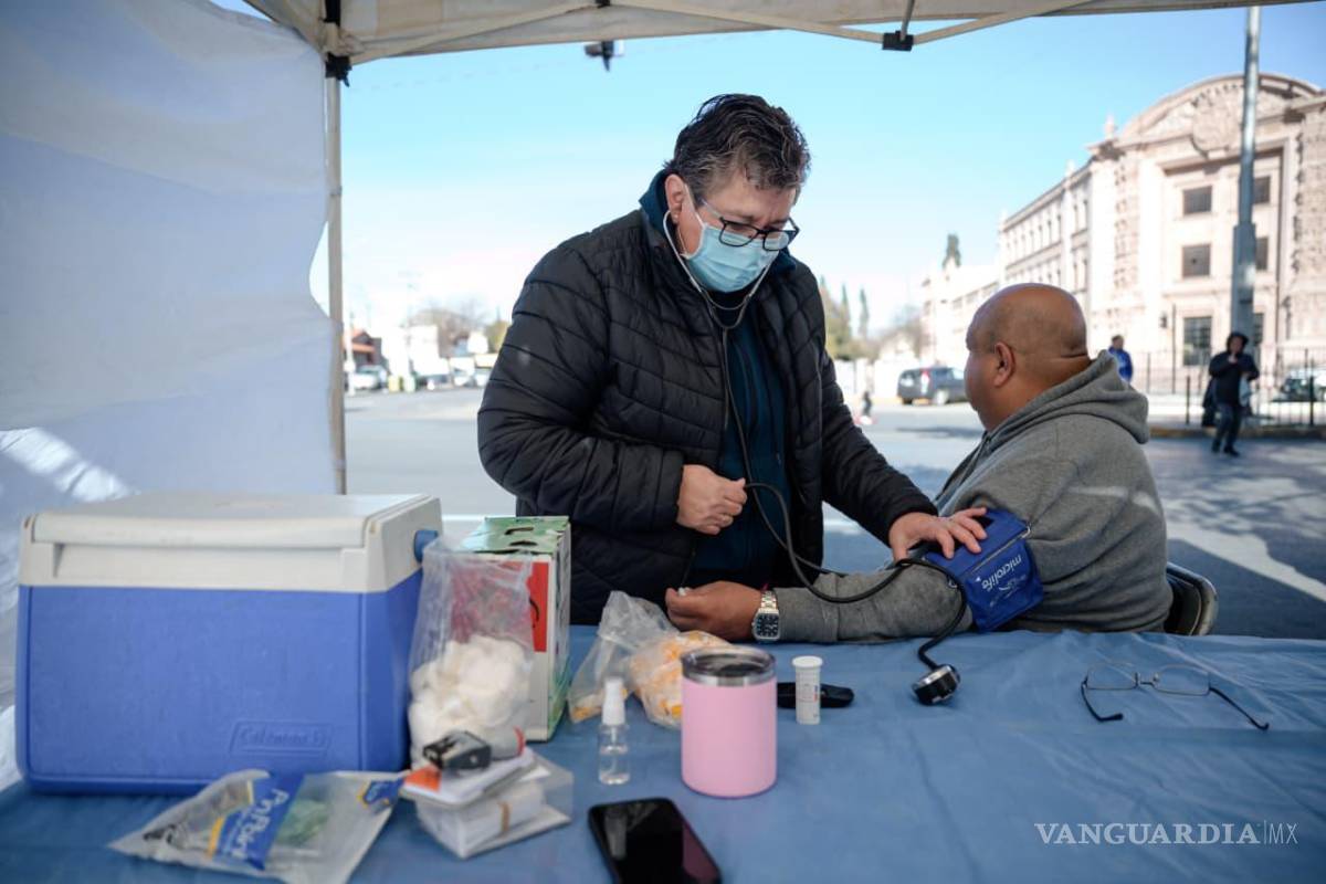 $!La Dirección de Salud Pública Municipal ofreció detecciones de diabetes, hipertensión y servicios gratuitos durante la jornada dominical en el bulevar Venustiano Carranza.